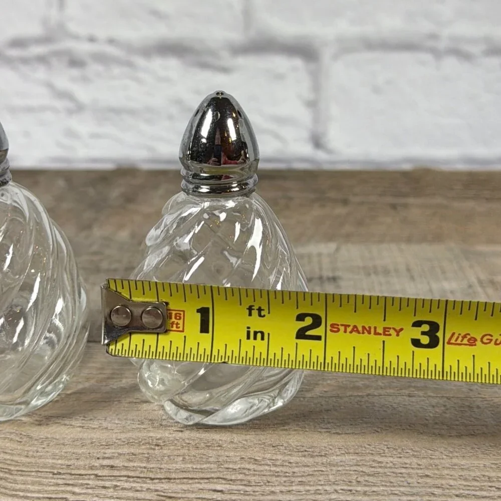 Set Of 4 Clear Glass I Rice Swirl Salt Pepper Mini Shakers Japan 1950s Vintage - Picture 9 of 13